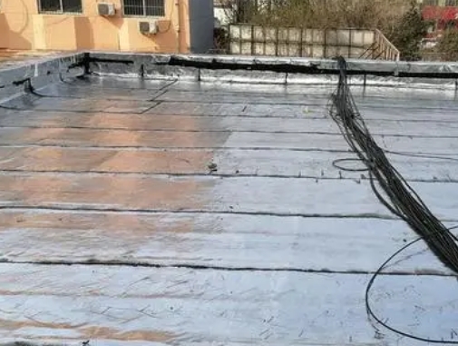 茄子河卫生间漏水维修公司分享下茄子河屋面楼顶防水刚性防水层施工要点。